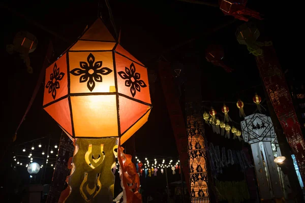 Lanternas de papel laranja em Loi Krathong Festival em Phayao Tailândia — Fotografia de Stock