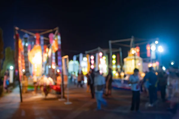 Gente offuscata e luci sfocate colorate al Loi Krathong Festival a Phayao Thailandia — Foto Stock