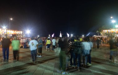 İnsanlar Phayao Tayland 'da Loi Krathong Festivali' nde Sokakta Yürüyor