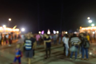 Caddedeki bulanık kalabalık ve Gece Saati Işığı