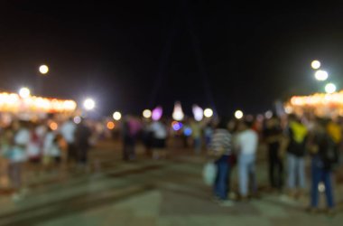 Caddede Bulanık Kalabalık ve Gece Sahnesinde Işık