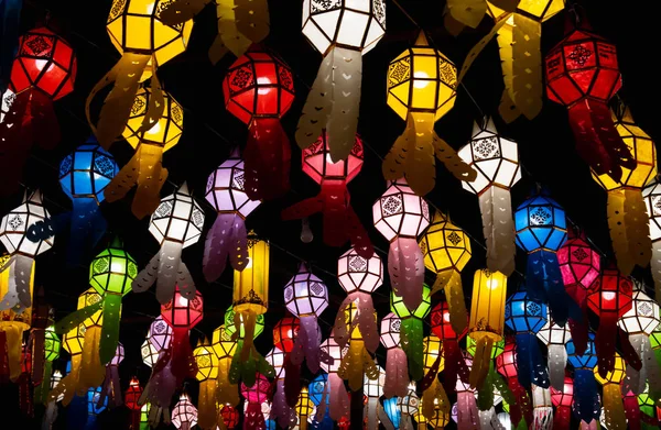 Lanterne colorate o lampada di carta nel festival di Loi Krathong sulla scena notturna — Foto Stock
