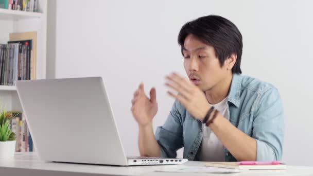 Asiatisk Casual Businessman Eller Freelancer Arbetar Hemifrån Med Laptop Video — Stockvideo