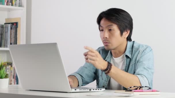 Asiatisk Casual Businessman Eller Frilansare Arbete Hemifrån Laptop Pass Video — Stockvideo