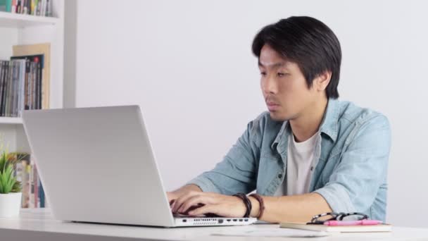 Asiatico Casual Businessman Freelancer Lavorare Casa Computer Portatile Selfie Smartphone — Video Stock