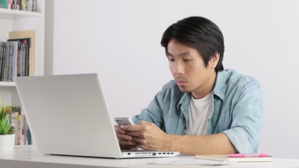 Asiatische Gelegenheitsunternehmer Oder Freelancer Chatten Und Spielen Smartphone Frontlaptop Gelegenheitsunternehmer — Stockvideo