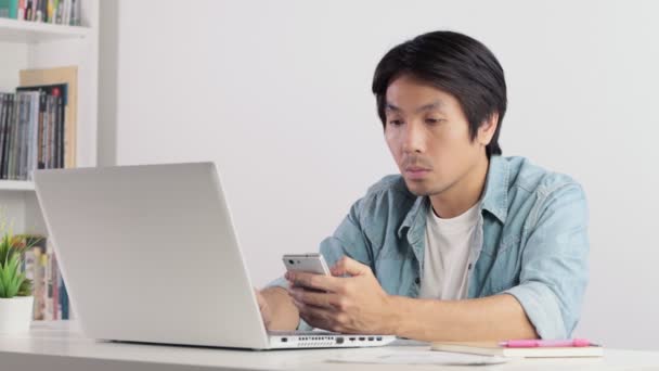 Asiatico Casual Uomo Affari Freelancer Slide Smartphone Lavorare Dal Computer — Video Stock