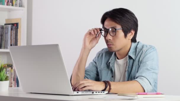 Asiatico Casual Businessman Freelancer Togliersi Gli Occhiali Lavorare Con Computer — Video Stock