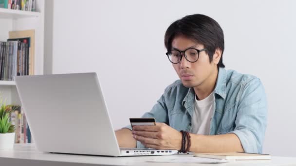 Asian Casual Empresário Freelancer Segure Cartão Crédito Para Compras Online — Vídeo de Stock