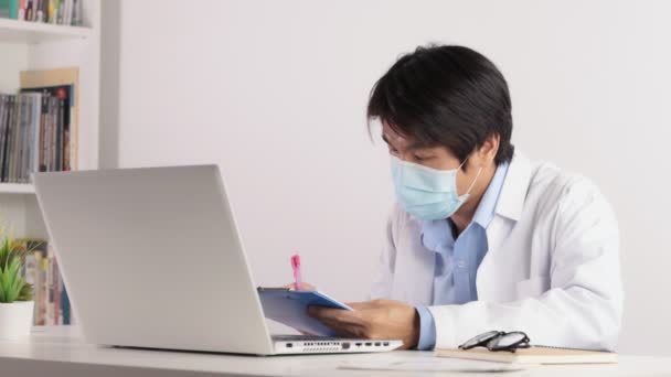 Mascara Desgaste Masculina Asiática Capa Blanca Vestido Videoconferencia Con Paciente — Vídeo de stock