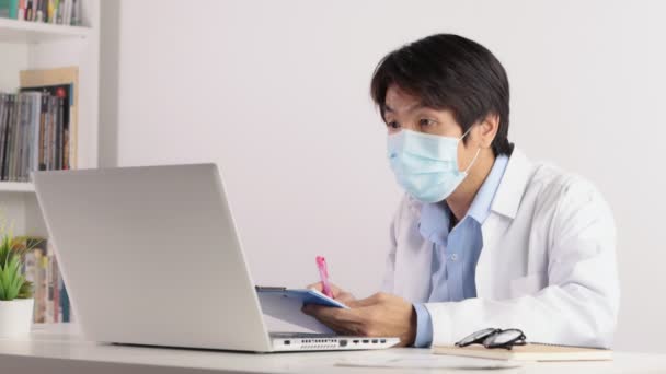 Maschera Usura Medico Maschile Asiatico Camice Bianco Abito Rapporto Scrittura — Video Stock