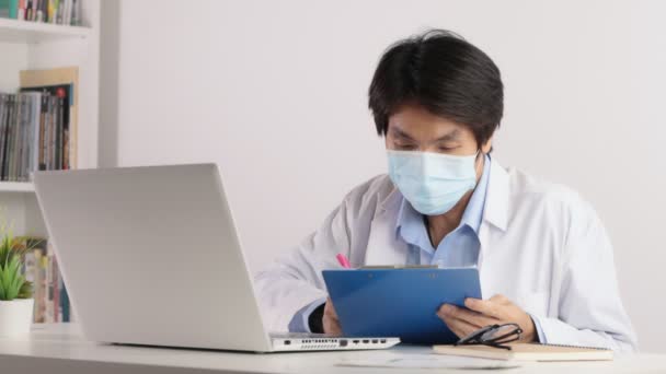 Mascara Masculina Asiática Del Desgaste Del Doctor Capa Blanca Informe — Vídeo de stock