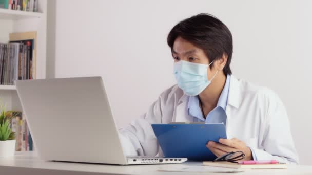 Médico Asiático Desgaste Máscara Mantenga Archboard Trabajar Con Ordenador Portátil — Vídeo de stock