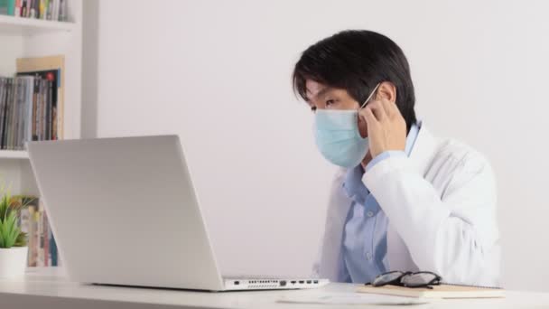 Aziatische Man Dokter Dragen Witte Jas Gown Opstijgen Masker Zie — Stockvideo
