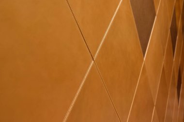 Kahverengi deri kiremitli duvar süslemesi