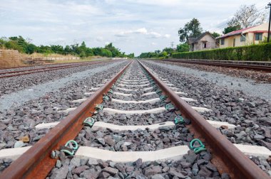 Tayland kırsalında yeni yapılmış ve hiç kullanılmamış demiryolu.