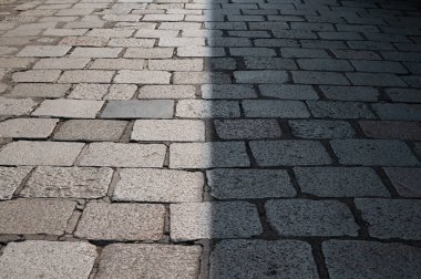 Yarı gölgeli antik kaldırım taşı ve granit taş yol Bangkok Tayland 'da
