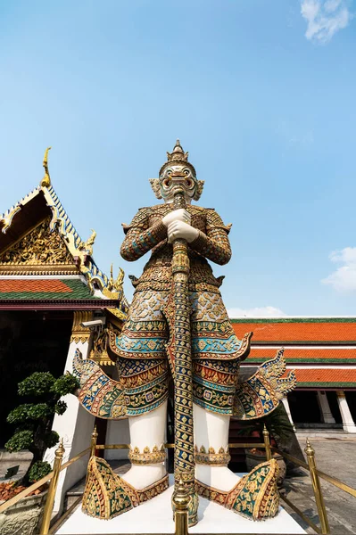 Wat Prakaew Bangkok Tayland 'ın en ünlü yerlerinden birinde duran dev bir muhafız heykeli.