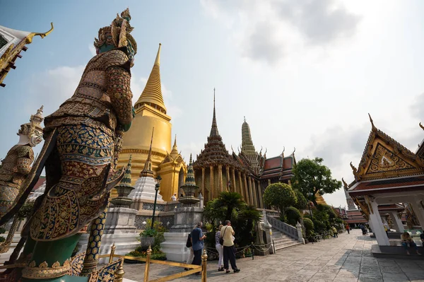 Kraliyet Sarayı, Bangkok / Tayland - 17 Mart 2020: Wat Prakaew Bangkok Tayland 'da COVID-19 nedeniyle bir hafta içinde çok az ziyaretçi