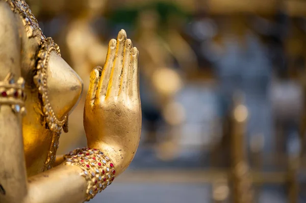 Wai 'nin yakın plan fotoğrafı geleneksel Thai selamlama yöntemi Wat Prakaew Bangkok Tayland' daki altın boyalı bir heykelde ortaya çıktı.