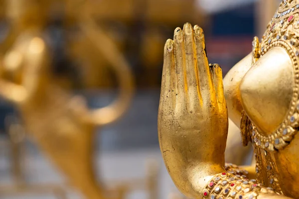 Wai 'nin yakın plan fotoğrafı geleneksel Thai selamlama yöntemi Wat Prakaew Bangkok Tayland' daki altın boyalı bir heykelde ortaya çıktı.