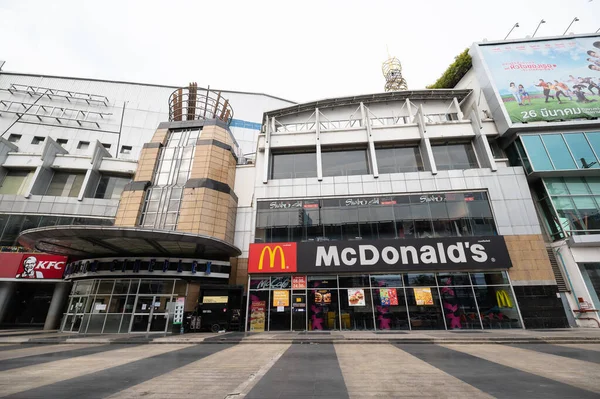 Pinklao, Bangkok / Tayland - 7 Nisan 2020: McDonald 's ve KFC hala hizmette ama sadece Bangkok Tayland' daki COVID-19 salgını sırasında evlerine götürüyorlar.