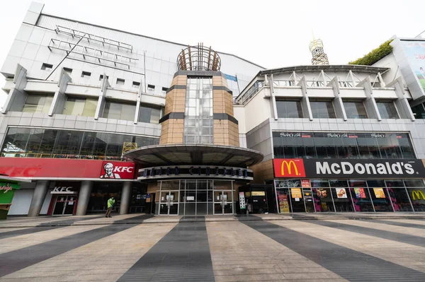 Pinklao, Bangkok / Tayland - 7 Nisan 2020: McDonald 's ve KFC hala hizmette ama sadece Bangkok Tayland' daki COVID-19 salgını sırasında evlerine götürüyorlar.