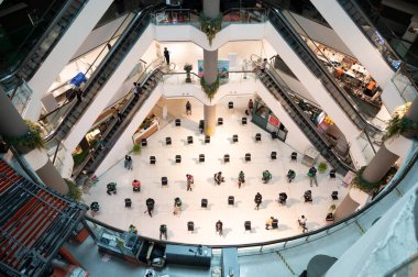 Pinklao, Bangkok / Tayland - 7 Nisan 2020: Merkez Mağazası Bangkok Tayland 'da COVID-19 salgını sırasında sosyal mesafeli yemek dağıtım personeli bekleme koltukları