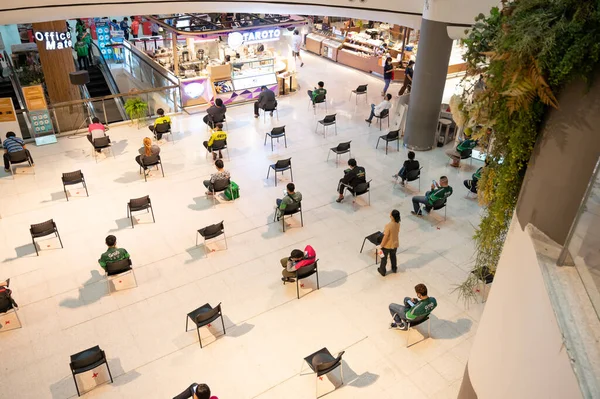 Pinklao, Bangkok / Tayland - 7 Nisan 2020: Merkez Mağazası Bangkok Tayland 'da COVID-19 salgını sırasında sosyal mesafeli yemek dağıtım personeli bekleme koltukları