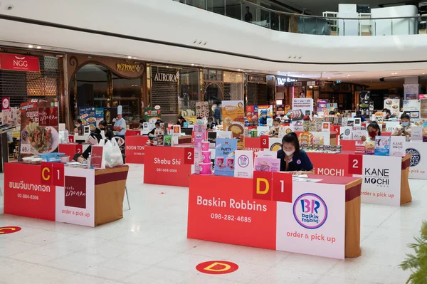 Pinklao, Bangkok / Tayland - 7 Nisan 2020: Merkez Mağazası Bangkok Tayland 'da COVID-19 salgını sırasında, yemek siparişi almak ve teslim etmek için çeşitli restoranların sıraları