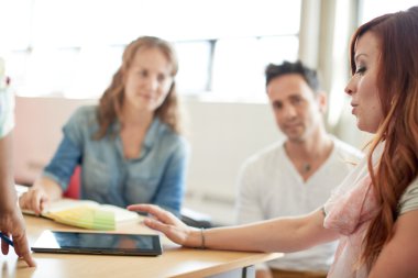 Yaratıcı iş adamları onların sonraki proje beyin fırtınası bir açık kavram ofiste unposed grubu.