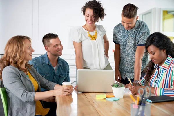 Multiethnische Gruppe erfolgreicher kreativer Geschäftsleute mit Laptop während eines offenen Treffens — Stockfoto