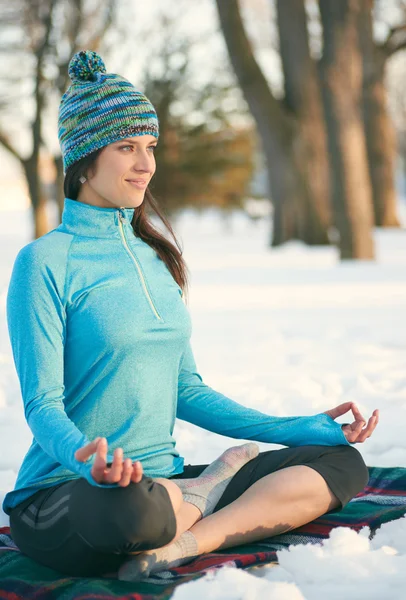 Menarik ras campuran wanita melakukan yoga di alam pada waktu musim dingin — Stok Foto