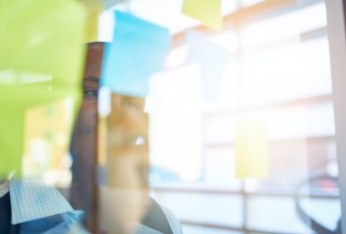 Yapışkan notlar windows kullanarak sosyal medya strateji beyin fırtınası çalışma iki yaratıcı millenial küçük işletme sahipleri