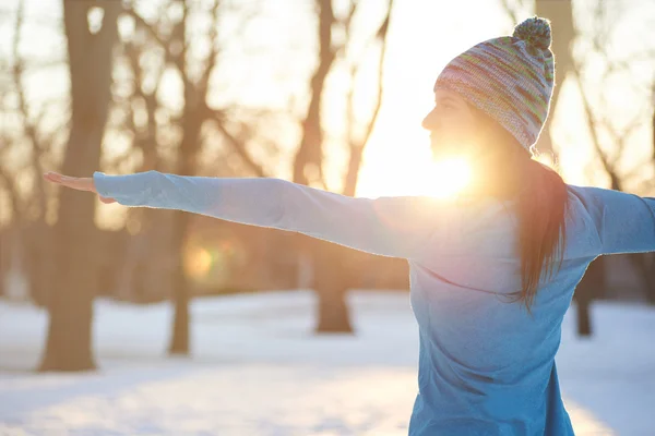 Attraktiva blandad ras kvinna gör yoga i naturen på vintern — Stockfoto