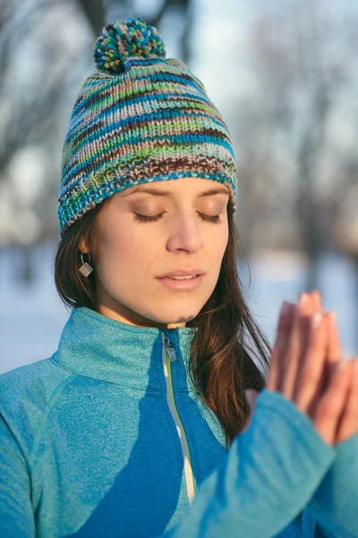 Atractiva mujer de raza mixta haciendo yoga en la naturaleza en invierno —  Fotos de Stock