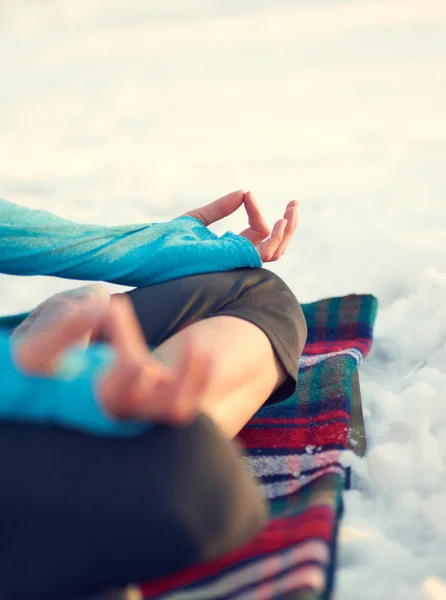 Приваблива змішана раса жінка робить йогу в природі в зимовий час — стокове фото