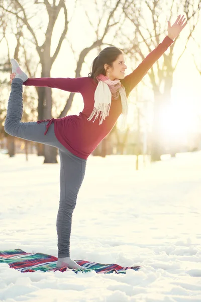 Atractiva mujer de raza mixta haciendo yoga en la naturaleza en invierno —  Fotos de Stock