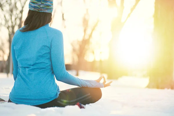 Attraente donna mista che fa yoga in natura durante l'inverno — Foto Stock