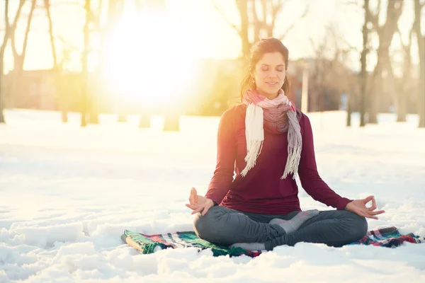 有吸引力的混的血女人在做瑜伽自然在冬天的时候 — 图库照片