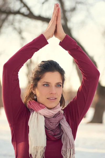 Attraktiva blandad ras kvinna gör yoga i naturen på vintern — Stockfoto