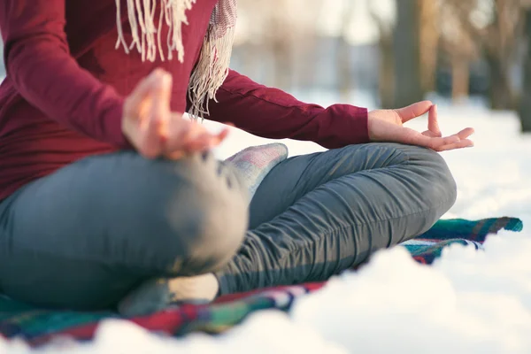 Attrayant mixte femme faisant du yoga dans la nature à l'heure d'hiver — Photo