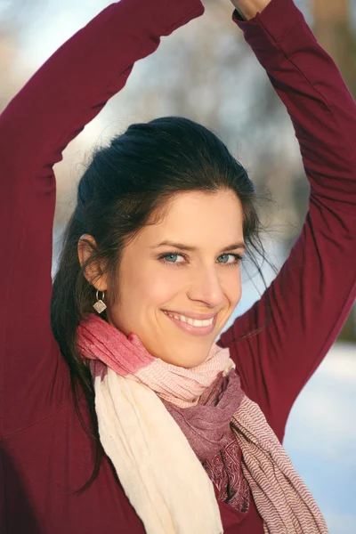 Aantrekkelijke gemengd ras vrouw doen yoga in de natuur op wintertijd — Stockfoto