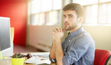 Yaratıcı iş adamları onların sonraki proje beyin fırtınası bir açık kavram ofiste unposed grubu.
