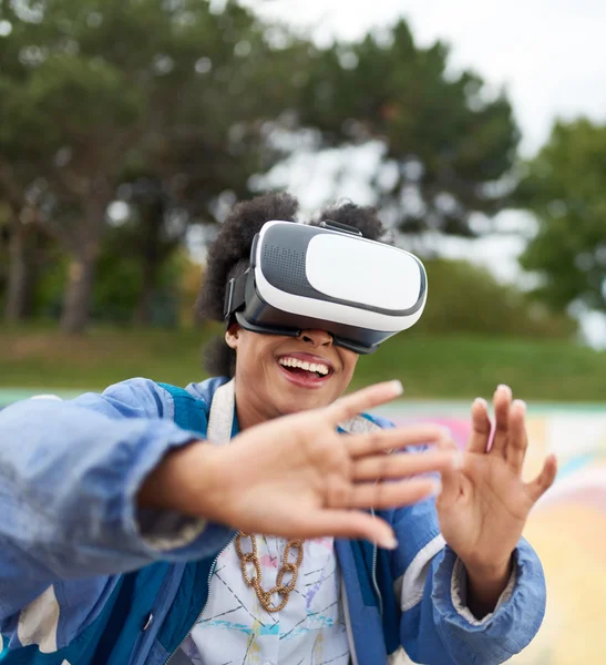 Mulher negra millennial fresco com óculos de realidade virtual, em um skate em um parque de skate ao ar livre Imagens De Bancos De Imagens Sem Royalties