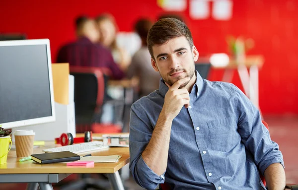 Diseñador masculino confiable que trabaja en el espacio de oficina creativo rojo —  Fotos de Stock