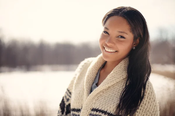 Hermosa joven en la nieve en invierno — Foto de Stock