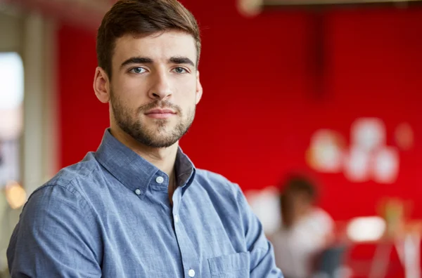 Diseñador masculino confiable que trabaja en el espacio de oficina creativo rojo — Foto de Stock