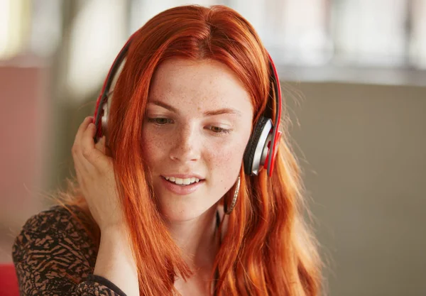 Yaratıcı iş adamları onların sonraki proje beyin fırtınası bir açık kavram ofiste unposed grubu.