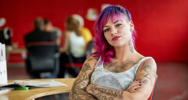 Kırmızı yaratıcı ofis mekanları çalışan kendine güvenen kadın tasarımcı